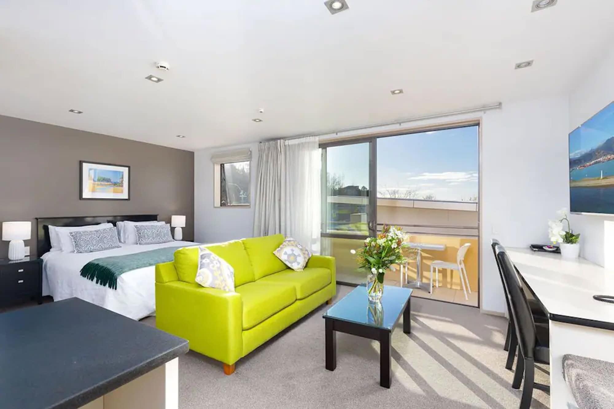 Palazzo Motor Lodge Nelson Extérieur photo A staged studio apartment