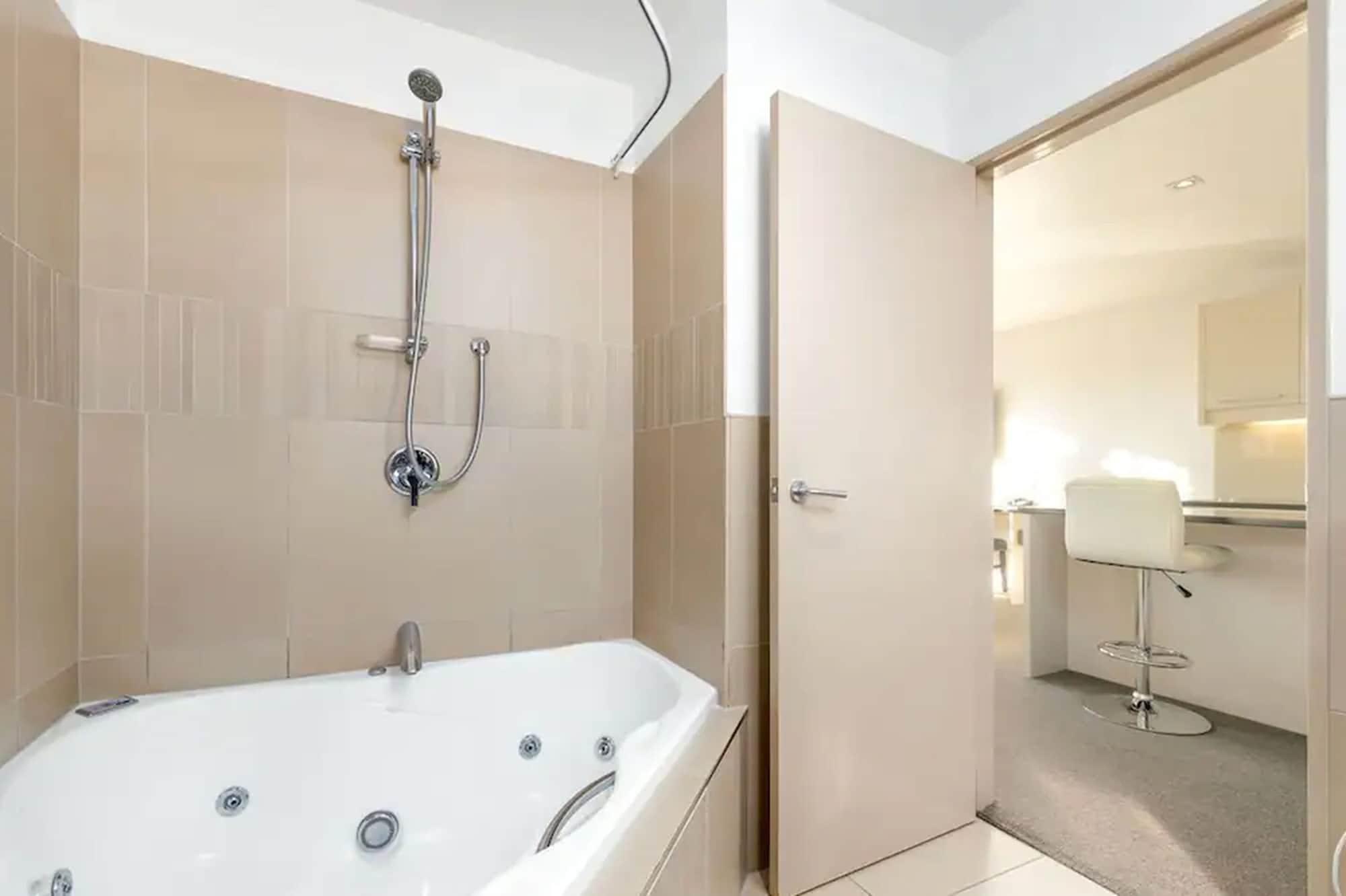 Palazzo Motor Lodge Nelson Extérieur photo A shower over a bathtub