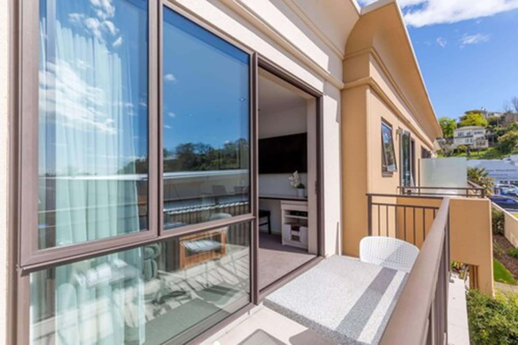 Palazzo Motor Lodge Nelson Extérieur photo A balcony