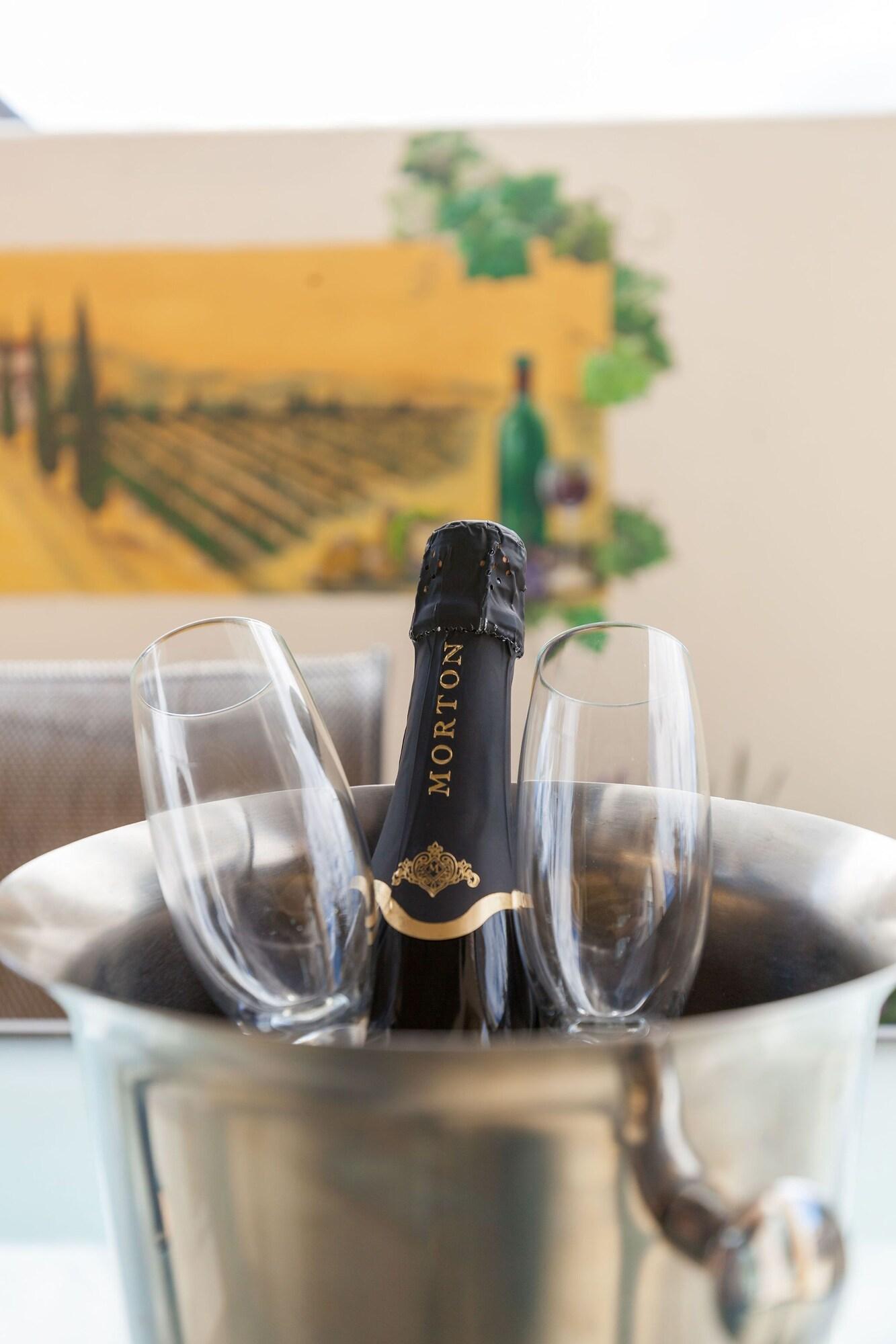 Palazzo Motor Lodge Nelson Extérieur photo A bottle of English sparkling wine