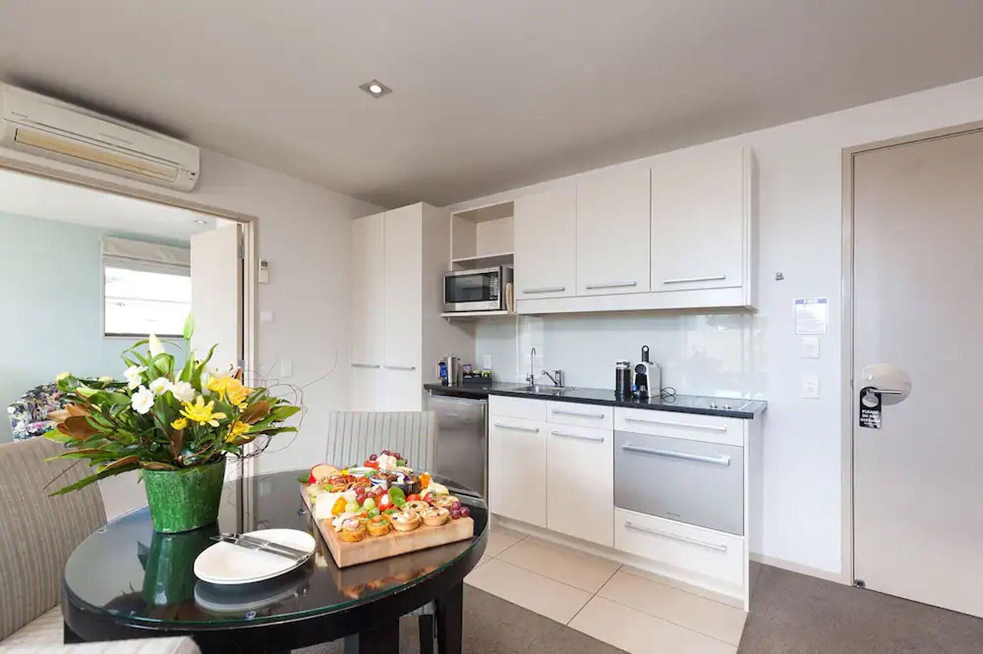 Palazzo Motor Lodge Nelson Extérieur photo A typical kitchen in a serviced apartment