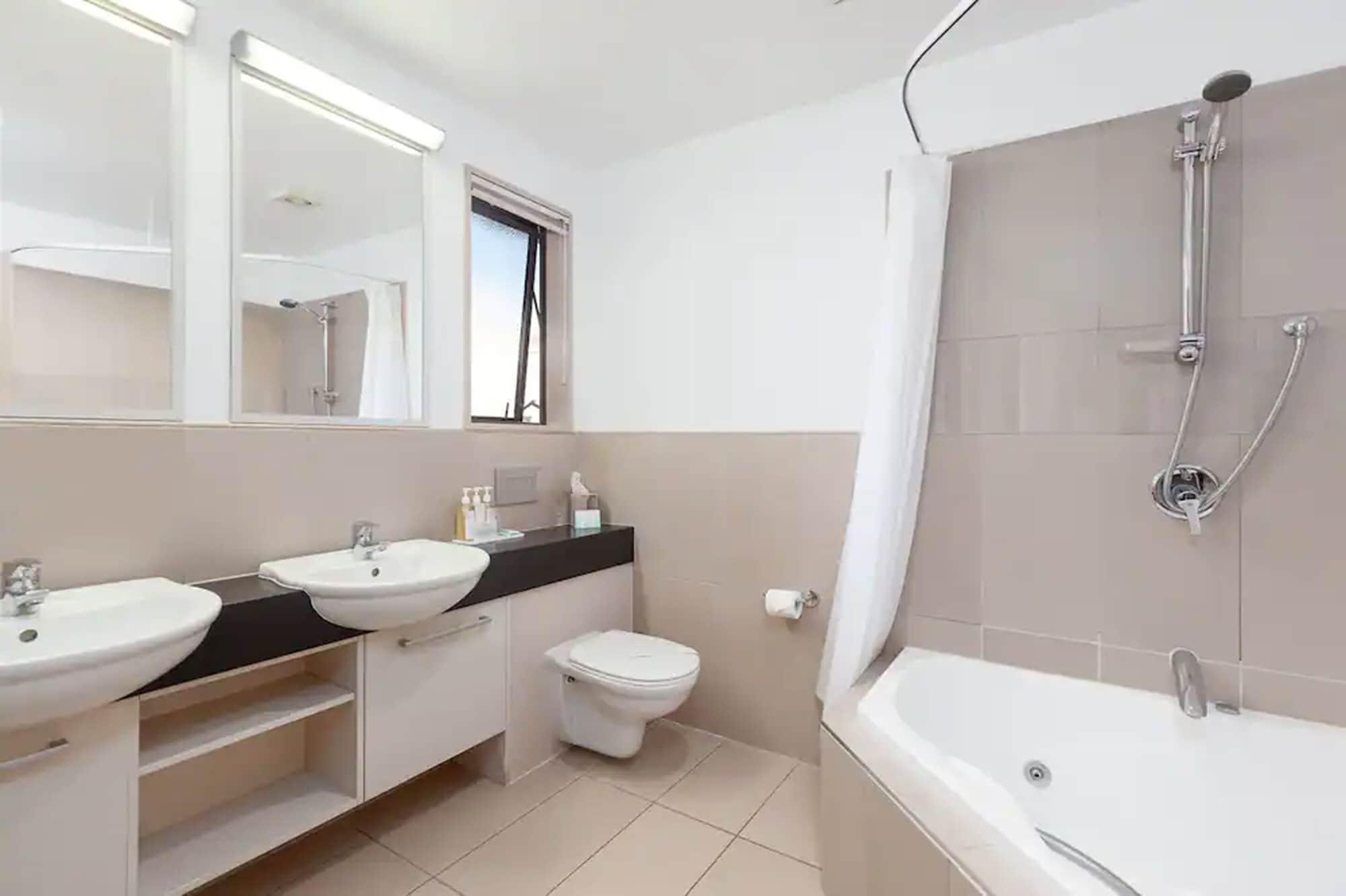 Palazzo Motor Lodge Nelson Extérieur photo A bathroom
