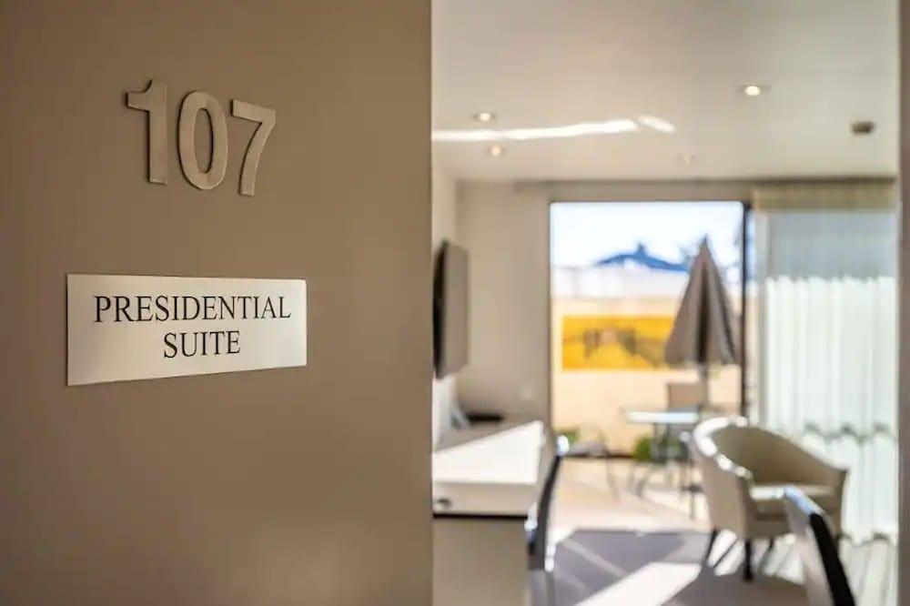 Palazzo Motor Lodge Nelson Extérieur photo Presidential Suite