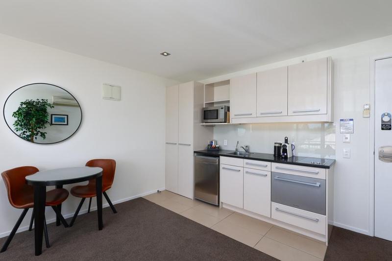 Palazzo Motor Lodge Nelson Extérieur photo A typical kitchen in a serviced apartment