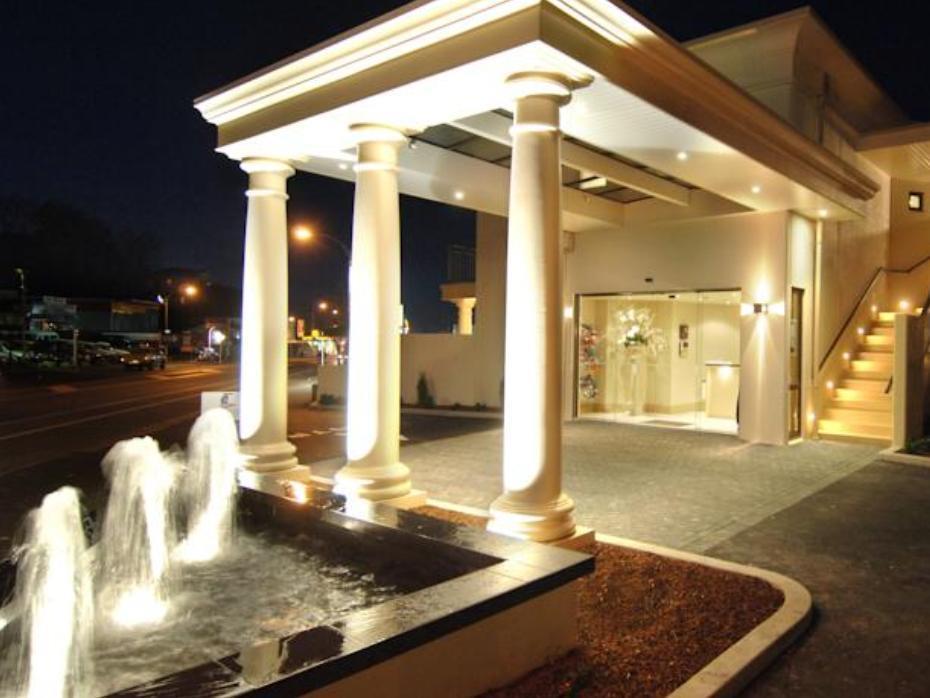 Palazzo Motor Lodge Nelson Extérieur photo Fountain at the entrance of the hotel