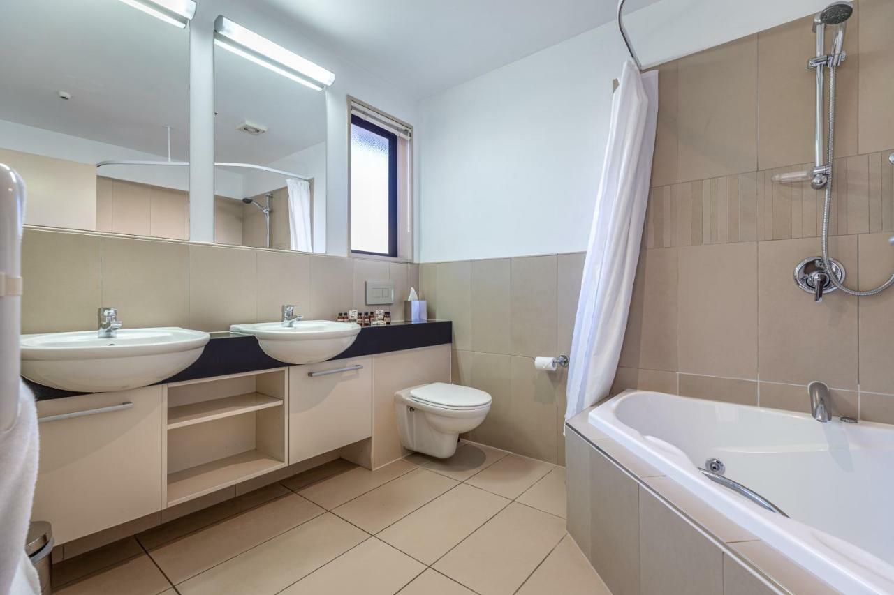 Palazzo Motor Lodge Nelson Extérieur photo A bathroom in a hotel